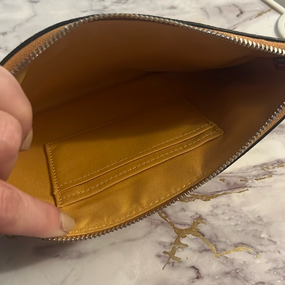 NWT 🍁🍂Mustard Stage Coach Wristlet, large enough for my iPhone 8”x5” - Picture 2 of 4